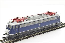 Die lok war zuletzt im bw betzdorf stationiert und wurde am 16.05.1975 ausgemustert. Marklin 39124 Baureihe E10 3 Modellbahn Fokus