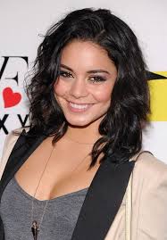 Vanessa Hudgens Medium Curly Hairstyle Jpg 547 787 Beliebte Haarschnitte Sommerfrisuren Kurzhaarfrisur Schneiden