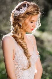 Chignon de mariage bas avec torsades. Notre Selection De Coiffure Mariage Cheveux Longs Idees Et Conseils