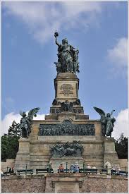 Der vorplatz der evangelischen kirche zu sulzfeld mit dem germania denkmal und der heutige zustand nach der entfernung des denkmals und der umgestaltung. Germania Niederwalddenkmal