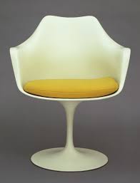 Les chaises tulipe inspirées saarinen éditée par knoll que nous vendons sur chaise privée sont différentes des originaux vintages : Eero Saarinen Tulip Armchair Model 150 1955 56 Moma