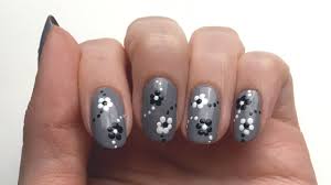 Wo ist die frau, ____ die tasche gehört? Graues Nageldesign Mit Weissen Und Schwarzen Blumen Einfach Selbst Machen Seni Nageldesign Youtube