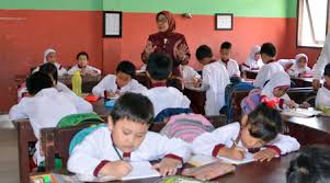 Gambar kartun guru muslimah sedang mengajar. Sekolah Pelosok Kurang Perhatian 207 Siswa Hanya Diajar 15 Guru Kabar Sumatera