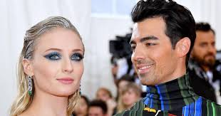 Sophie xeon, művésznevén sophie, skót elektronikus zenei producer 34 éves korában halt meg szombat hajnalban. Megszuletett Joe Jonas Es Sophie Turner Kislanya Szuperedes Nevet Kapott Starity Hu