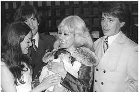 Si bien comenta que no ha hablado directamente con ella, sí ha estado en contacto con el médico que la cuida. Silvia Pinal Enrique Guzman Silvia Pasquel Y Alexandra Guzman De Bebe Cine De Oro Mexicano Actriz Mexicana Actriz De Cine