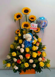 37 cm x16 cm x 16. Arreglo Triangulo Rosas Amarillas Bellas Flores