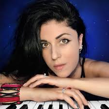 Ce mois-ci je célèbre 1 an depuis la sortie de ma chanson 🎶 J'ai hâte  d'aller jouer 🎶 sur les plateformes numériques 🎉🥰 🎞 J'ai eu envie de  mettre des images sur