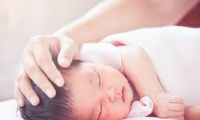 Seperti apa bahaya jika bayi tidur tengkurap? 10 Tips Posisi Tidur Ibu Hamil Agar Tidur Nyenyak Selesa