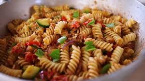 Mi Piace 12 5 Mila Commenti 112 Benedetta Rossi Fattoincasadabenedetta Su Instagram Fusilli Tricolore Tonno E Zucchine Ingredienti 150 Grammi Tonno
