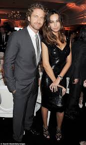 That S Amore Gerard Butler Shares A Passionate Kiss With His Model Girlfriend While Celebrating New Year S Eve In Italy Celebrities Mădălina Diana Ghenea Gerard Butler