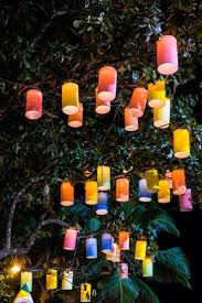 Dekorationen Fur Die Sommerparty Hangen Sie Lichter Oder Laternen In Die Diy Idees De Decoration Outdoor Party Lighting Summer Outdoor Party Summer Party Decorations
