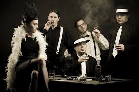 20 Ideen Fur Eine Silvester Mottoparty Verkleiden Macht Spass Silvester Mottoparty Silvester Mottoparty Ideen Gangster Party