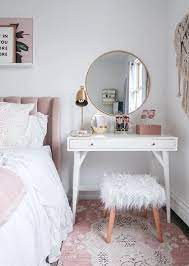 There is less space for each person, but you can get more people around a small area. Comment Presser Une Table Vinaigrette Dans Votre Petite Chambre Small Bedroom Vanity Small Bedroom Small Room Bedroom