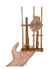 Tidak semua orang dapat memainkan alat musik yang satu ini, untuk memainkannya terdapat beberapa langkah dan teknik tertentu. Angklung