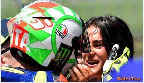 Francesca sofia novello in un'intervista a verissimo ha rivelato com'è valentino rossi lontano dai riflettori: Akhirnya Francesca Sofia Novello Tertangkap Mesra Dengan Valentino Rossi Di Mugello