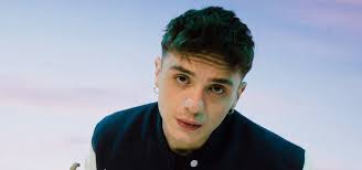 Olly, chi è il cantante? Vero nome e fidanzata/ "L'amore è privato, mi  piace far parlare la mia musica"