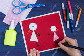 Utilicé papeles de colores, cartulina, palitos de helado y cinta (para amarrarlo). Hacer Una Tarjeta De Felicitacion Para El Dia De La Madre Proyecto De Arte Para Ninos Concepto De Bricolaje Instruccion De Fotos Paso A Paso Paso 4 Imagenes De Creacion De Madre