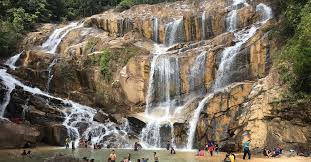Keadaan jalan yang sempit ketika di jambatan berhampiran air terjun lata iskandar. Ini Adalah Senarai 4 Air Terjun Yang Paling Cantik Di Pahang
