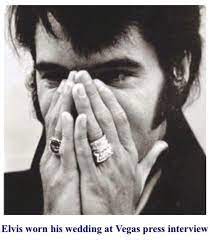 Elvis Wearing His Wedding Ring At The 1969 Las Vegas Press Conference Elvis Elvis Presley Photos Elvis Presley