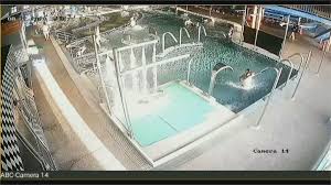 【#ttv焦點】旗津溺水尋獲父遺體!6歲兒失聯 警消搜救中 #果編：r.i.p －－－ 高雄旗津父子落海，傳來最新搜救進度，今（26）日一早6點，警消在落水地點周邊海域，尋獲一具男性遺體，經家屬到場，確認是落水的爸爸、李姓男子，目前6歲的兒子還在搜索當中。 é«˜é›„æ——æ´¥æººæ°´æ„å¤–çˆ¶ç‚ºæ•'å­é­å¤§æµªæ²èµ°æººæ–ƒ æ°'è¦–æ–°èžç¶²