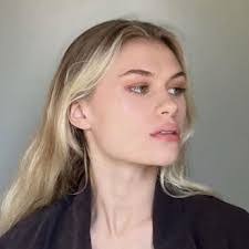 Molly Lange's Instagram, Twitter & Facebook