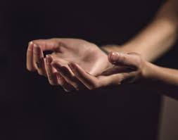 La tache blanche continue à pousser avec l'ongle et elle disparaît une fois qu'on a coupé le bout d'ongle qui la contient. Que Signifient Les Taches Blanches Sous Les Ongles Ca M Interesse