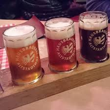 In Der Hausbrennerei Altstadthof Gibt S Ein Bier Tris Mit Namen Schwarz Rot Gold Und Weil Drei Kleine Bier Zu Wenig Sind Haben Wir Noch German Beer Beer Bier