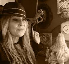 Kim Evans harnesses her dreams to create dark, otherworldly paintings — art  thy neighbour