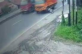 Gagal Menyalip Truk Malah Sundul Dan Lindas Pemotor Di Tegal Semua Halaman Gridmotor Id