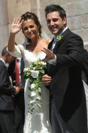 Terminan de peinarla y maquillarla y contempla satisfecha el resultado: Bustamante Boda En Covadonga