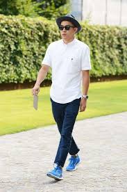 Sono le sorelle alternative delle classiche button down stirate e inamidate, divisa d'ordinanza dei colletti bianchi: Abbinamenti Camicia Fuori Dai Pantaloni Foto Qnm