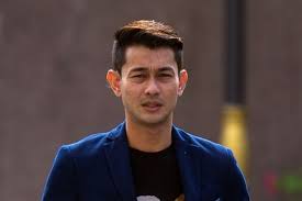 Pelakon dan pengarah, sofi jikan mendedahkan hubungannya dengan datuk farid kamil masih bermasalah sehingga sekarang hingga beliau enggan bertentang mata dengannya. Jangan Hisap Dadah Nanti Jadi Bodoh Taj Innuendo Perli Farid Kamil