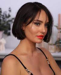 Il nostro suggerimento è di portarla con un caschetto sfilato e … I Capelli Con Frangia A Tendina Da Sfoggiare Senza Paura Ecco A Chi E Adatta Archzine It