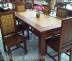 Semua produk di buat dari bahan baku kayu jati pilihan dengan ketelitian tinggi oleh tenaga kerja berpengalaman dari perusahaan kami di jepara. Set Meja Makan Koin Minimalis Jati Set Meja Makan Minimalis Cahaya Mebel Jepara