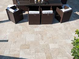Dalle Medium En Travertin Stonenaturelle Le Choix De L Elegance Travertin Terrasse Travertin Carrelage Terrasse
