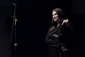 Laura pausini sul palco dell'ariston canta 'io si (seen)', la canzone premiata ai golden globe come miglior canzone originale durante il festival di sanremo 2021. Laura Pausini Io Si Groenlandia Group