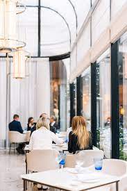 le george restaurant lunch time inside the beautiful four seasons paris jeff on the road four seasons paris most luxurious hotels four seasons hotel