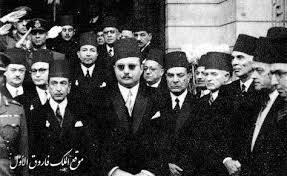 الملك فاروق أثناء زيارته لبنك مصر سنة 1945 يظهر إلى يمين الصورة الأمير محمد عبد المنعم وشريف باشا صبرى ومحمود فهمى النقراشى باشا Egypt Royal Family Alexandria