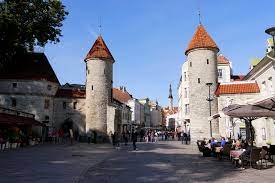 Jun 15, 2021 · lyndanise kohal hakkas kõrguma ilmaliku ja kirikliku võimu keskus toompea seal paikneva lossi kui maaisanda residentsi ning neitsi maarja toomkiriku ja toomkooliga. Tallinn Altstadt Estland 3 Fernwehge