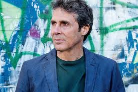 Il cantautore romano ha parlato del suo primo romanzo autobiografico, intitolato non perderti niente e uscito lo scorso 13 aprile 2021 nelle librerie. Luca Barbarossa Sient A Musica