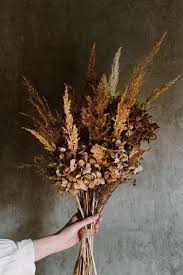 Flores Secas La Tendencia Nupcial Mas Bonita Para El Ramo De La Novia Fiancee Bodas In 2021 Dried Flower Arrangements Dried Flower Bouquet Dried Flowers