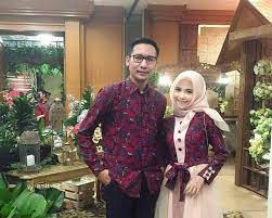082113690196 (whatsapp), pin bbm : Contoh Baju Couple Batik Sarimbit Di 2019 Model Pakaian Muslim Pakaian Wanita Dan Download Inspirasi Model Baju B Model Pakaian Batik Model Pakaian Muslim
