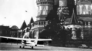 Mathias rust landet zu zeiten des kalten kriegs in moskau erst eine cessna und dann im gefängnis. Heute Vor 26 Jahren Matthias Rust Landet Auf Dem Roten Platz Tageschronik Srf