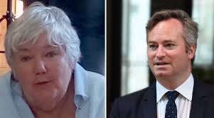 » sur le portable de jacqueline gourault défilent les photos des chevaux de la garde républicaine. Visite Ministerielle Ptic Relance Tourisme Dotation De L Etat Dechets Les Cinq Dossiers Qui Fachent