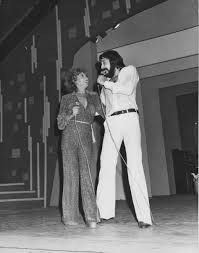 Tote Kai Twra 8emhs Andreadhs Xristina Barzopoyloy Kai O Ymnos Toy Flert Cosmopoliti Com Xristina Polith