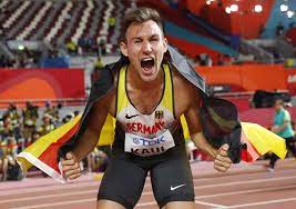 Weltmeister niklas kaul konnte zwei persönliche bestleistungen aufstellen, doch beim hochsprung verletzte er sich am fuß. Athletics Germany S Kaul Wins Thrilling Decathlon Battle Reuters Com