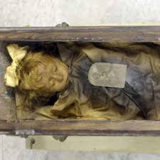 E' mia zia,la sorellina di mia madre che si chiama come lei.a nostra insaputa e senza alcuna autorizzazione maria cara lombardo e mario lombardo, i genitori della piccola rosalia (per gentile concessione della famiglia lombardo). Das Ratsel Der Schonsten Mumie Der Welt Ist Gelost Welt