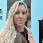 Shannon Dewald's Instagram, Twitter & Facebook