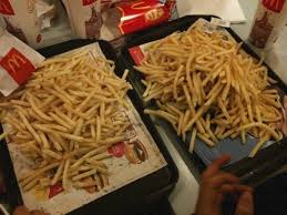 薯條（美式英文： french fries ，英式英文： chips ）是一種把馬鈴薯切成條狀後油炸而成的食品，是最常見的速食食品之一，流行於美國及歐洲等地。 一些工業化生產的薯條則是由打碎的馬鈴薯泥壓製成條狀後油炸而成。. è–¯æ¢å±± Mcdonald S S Photo In Lok Fu Hong Kong Openrice Hong Kong