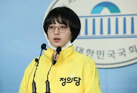 국회 본회의장에서 더불어민주당 문정복 의원과 정의당 류호정 의원 등 두 여성 의원이 고성을 주고받은 일이 14일 정치권에서 회자됐다. ì •ì˜ë‹¹ ë¥˜í˜¸ì • ìš•ì„¤ì˜ìƒì— í†µí•©ë‹¹ êµ­íšŒì˜ì› ì•„ë¬´ë‚˜ í•˜ë‚˜ íŒŒì´ë‚¸ì…œë‰´ìŠ¤